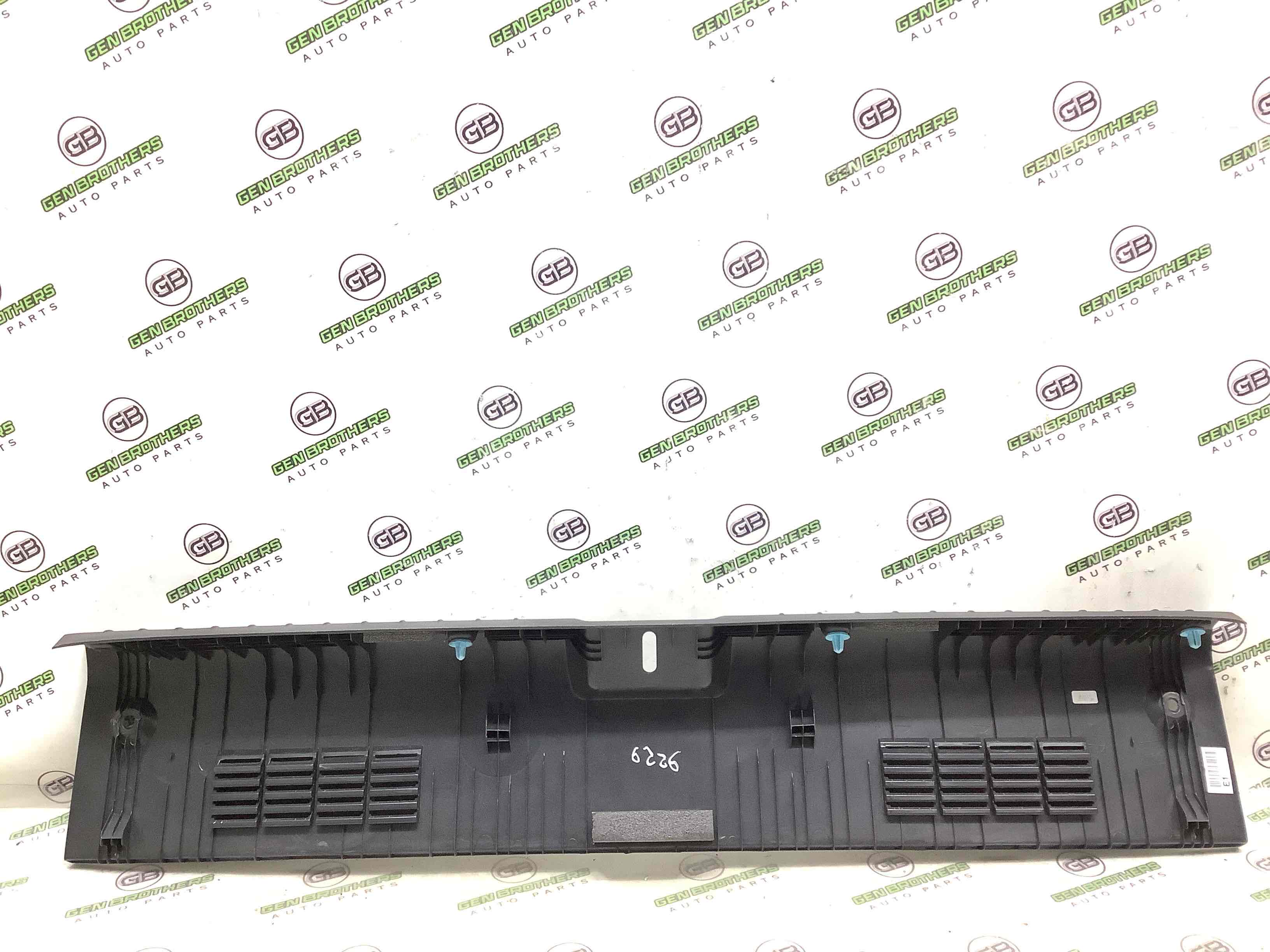 Елементи оздоблення багажника