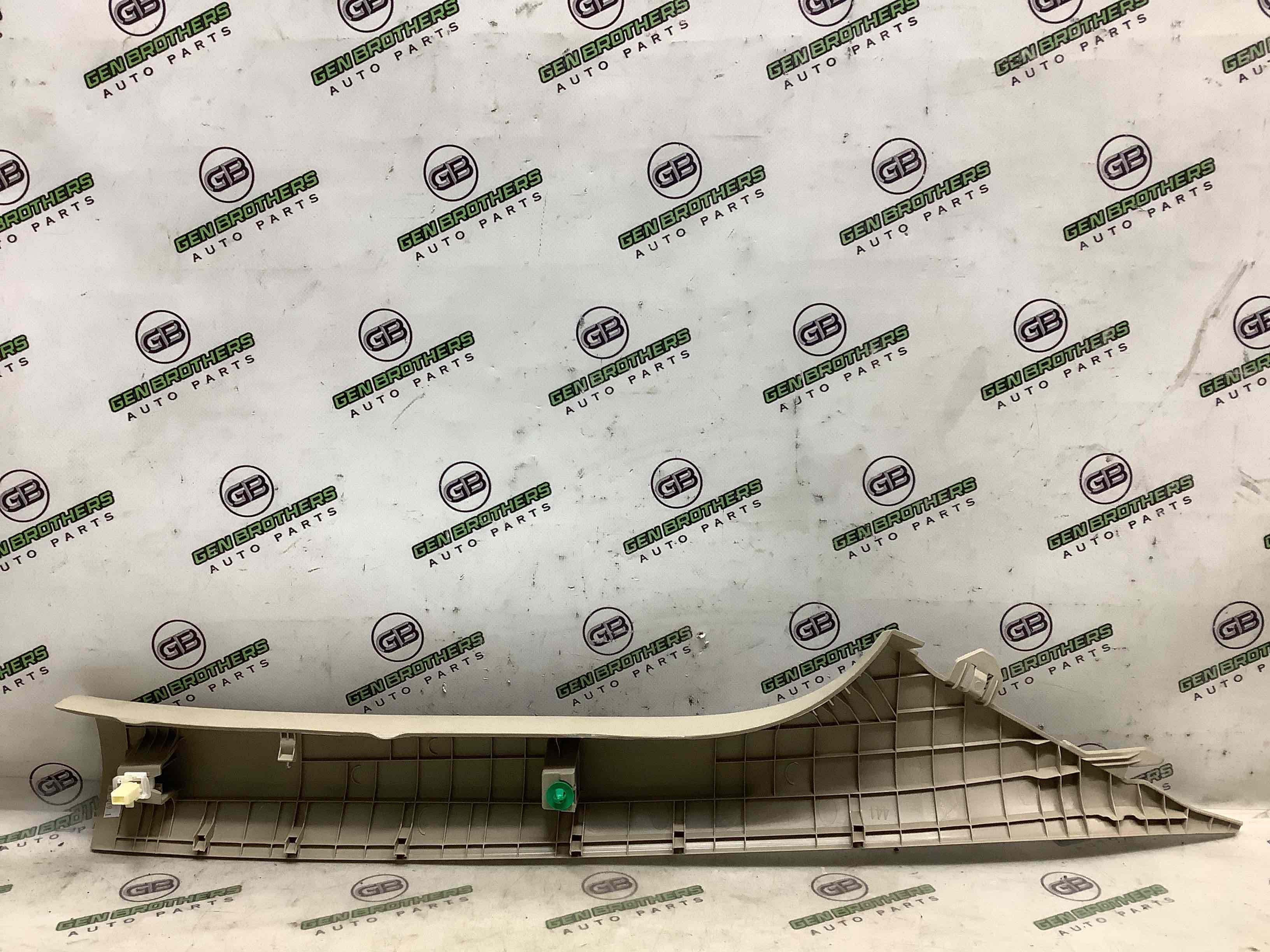 Обшивка передньої стійки ліва