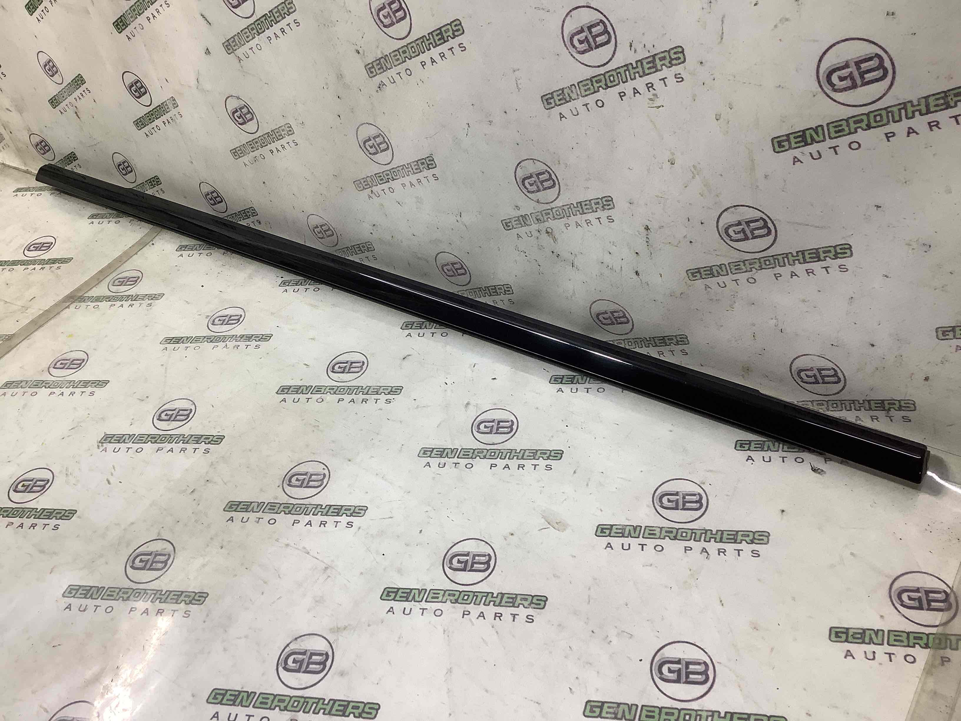 Молдинг двері задньої правої