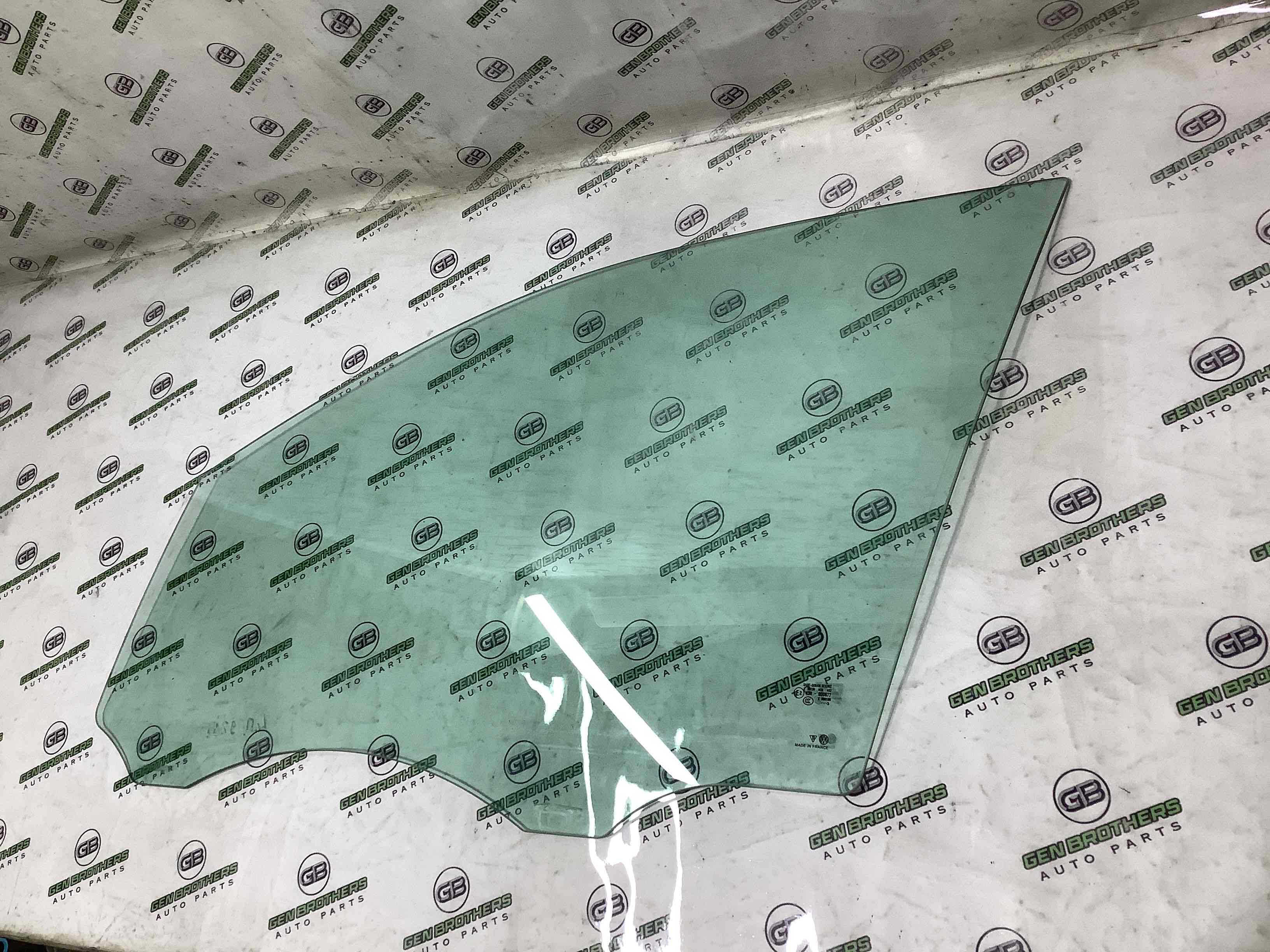 Скло переднє ліве