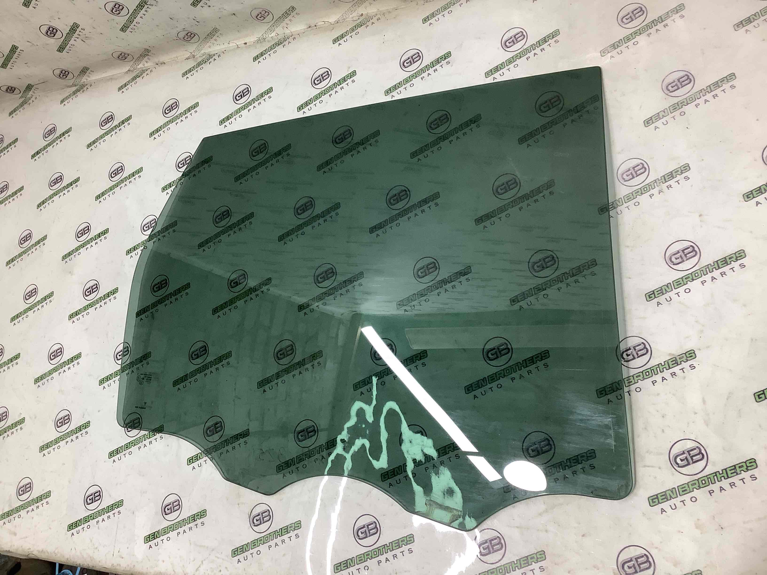 Скло заднє праве