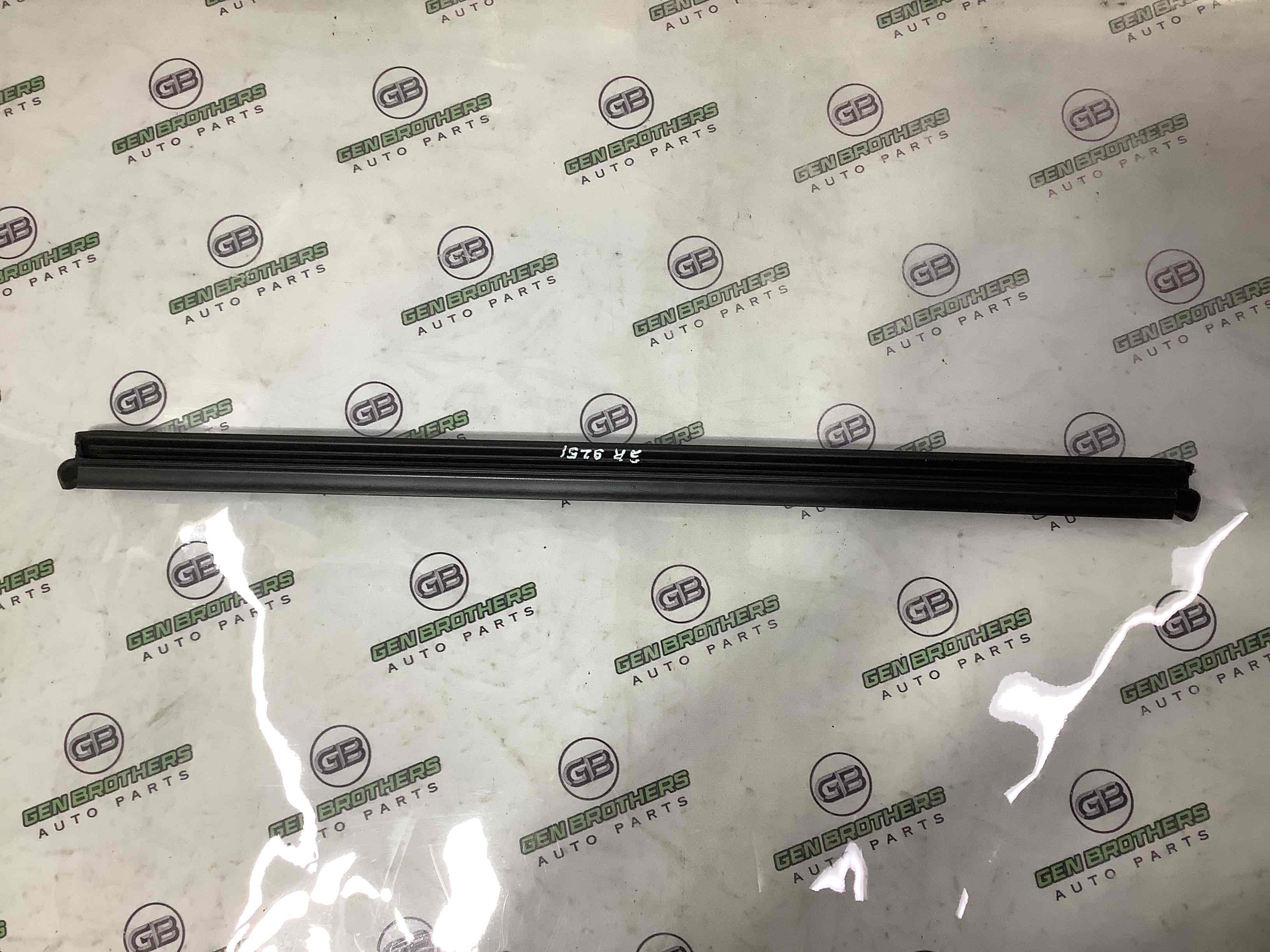 Ущільнювач скла, двері