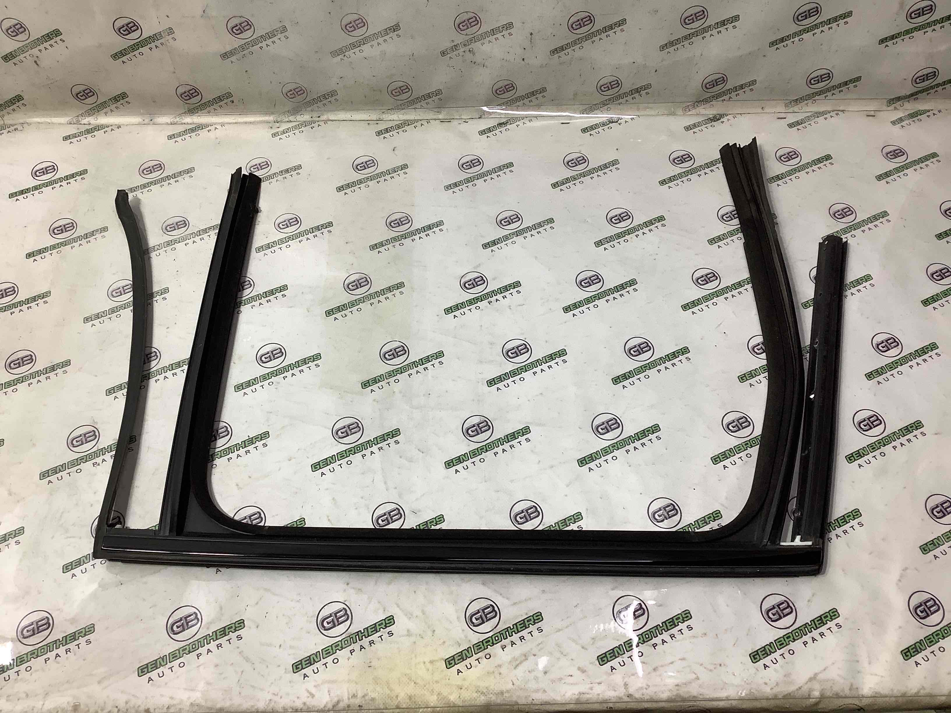 Ущільнювач скла, двері