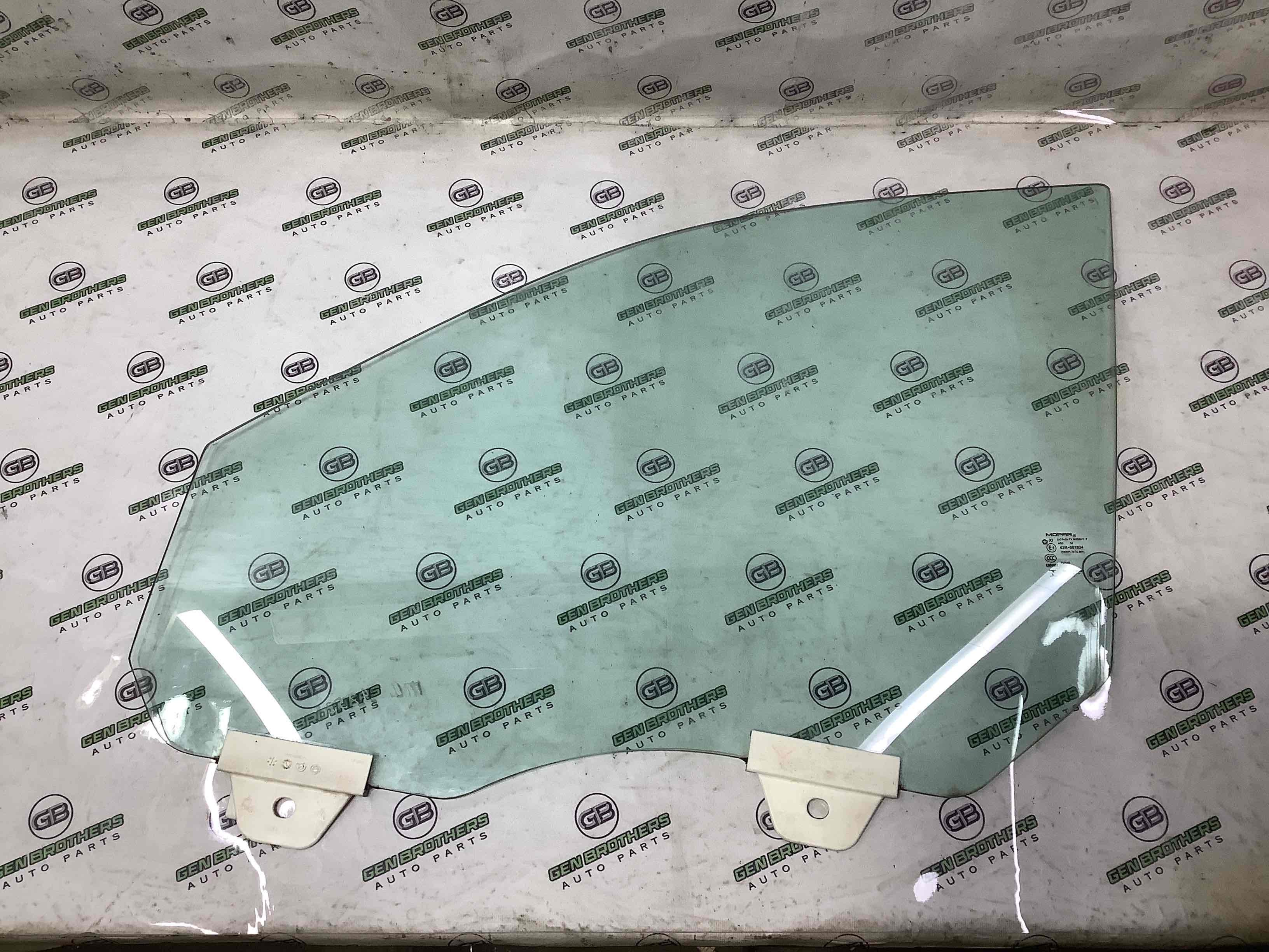 Скло переднє ліве