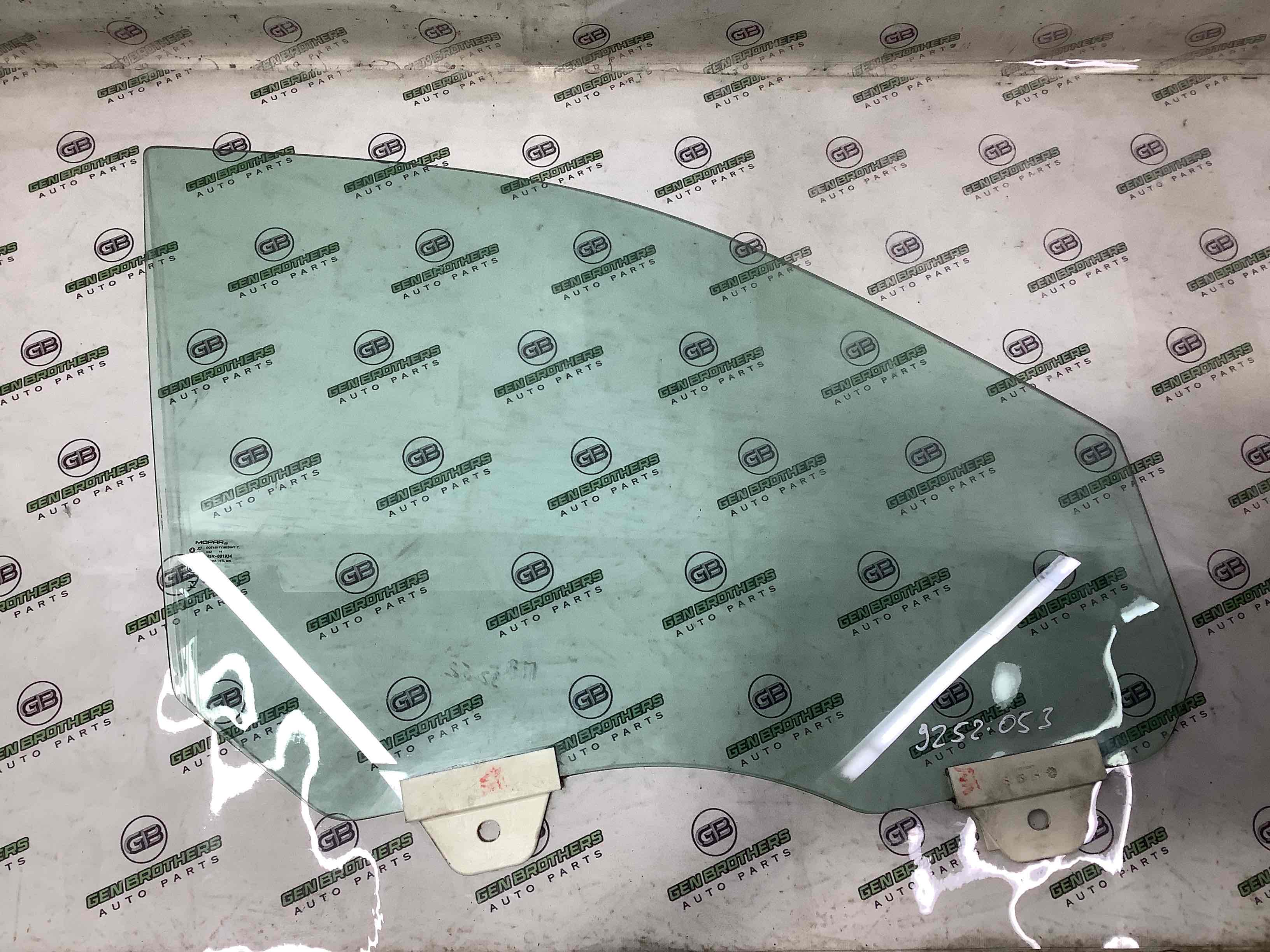 Скло переднє праве