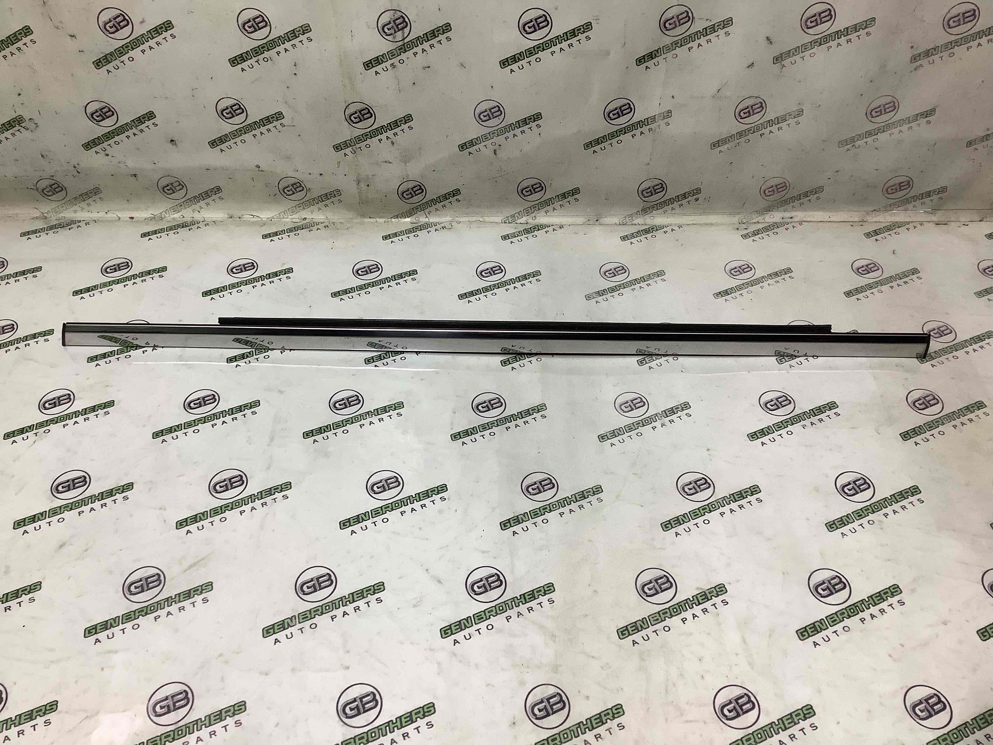 Молдинг двері задньої правої