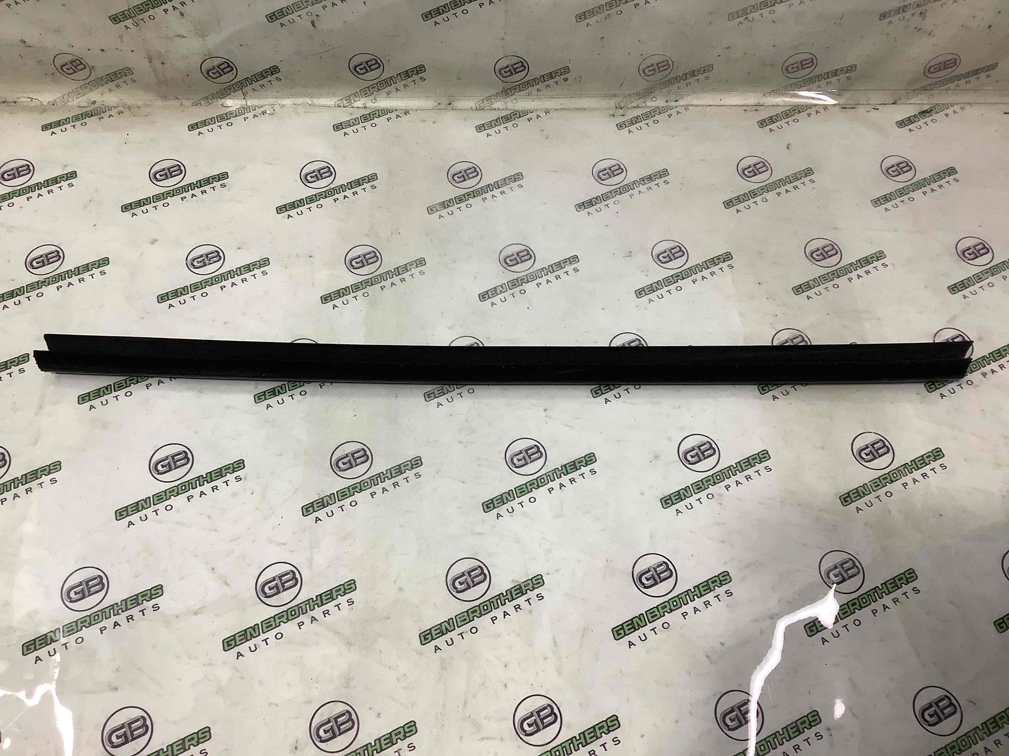 Ущільнювач скла, двері