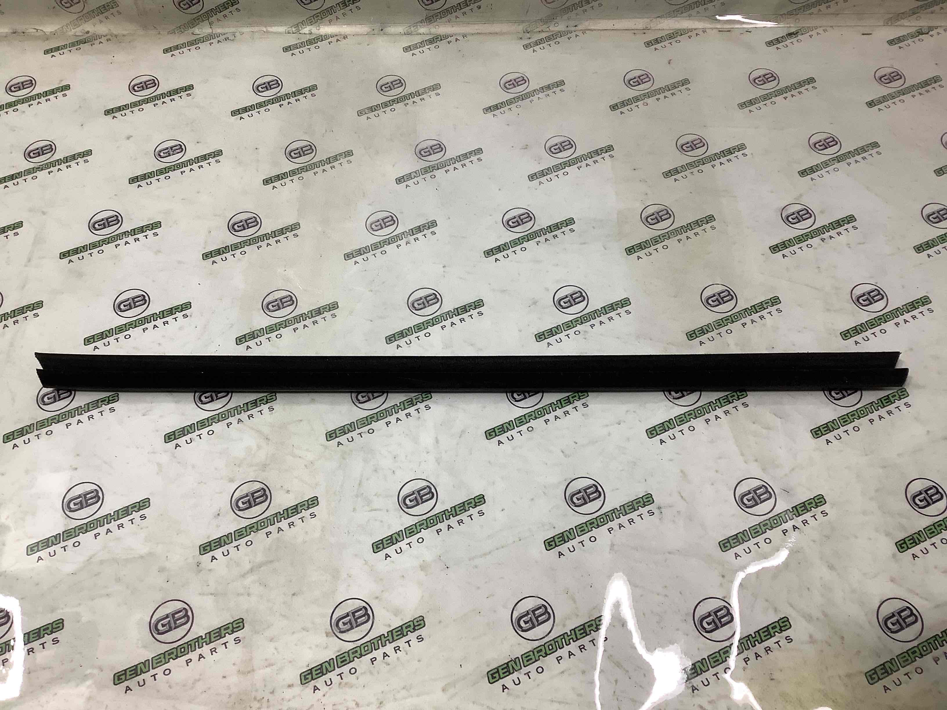 Ущільнювач скла, двері