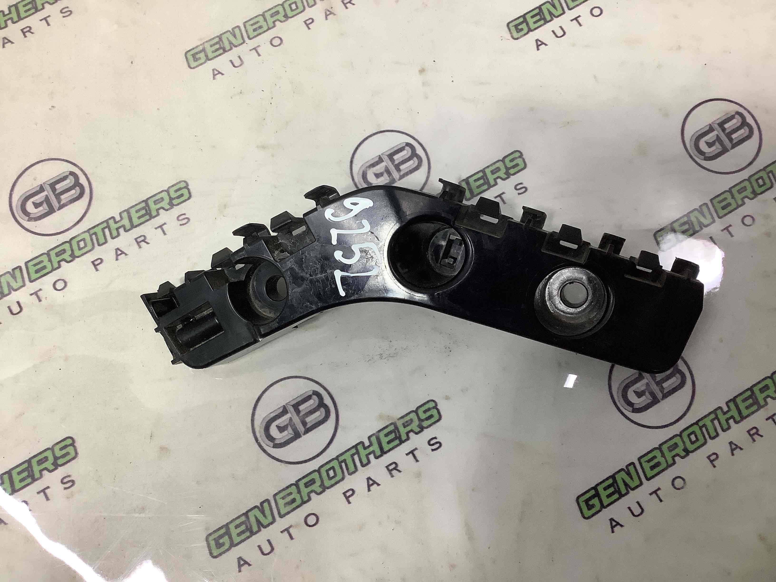 Кріплення переднього бампера праве