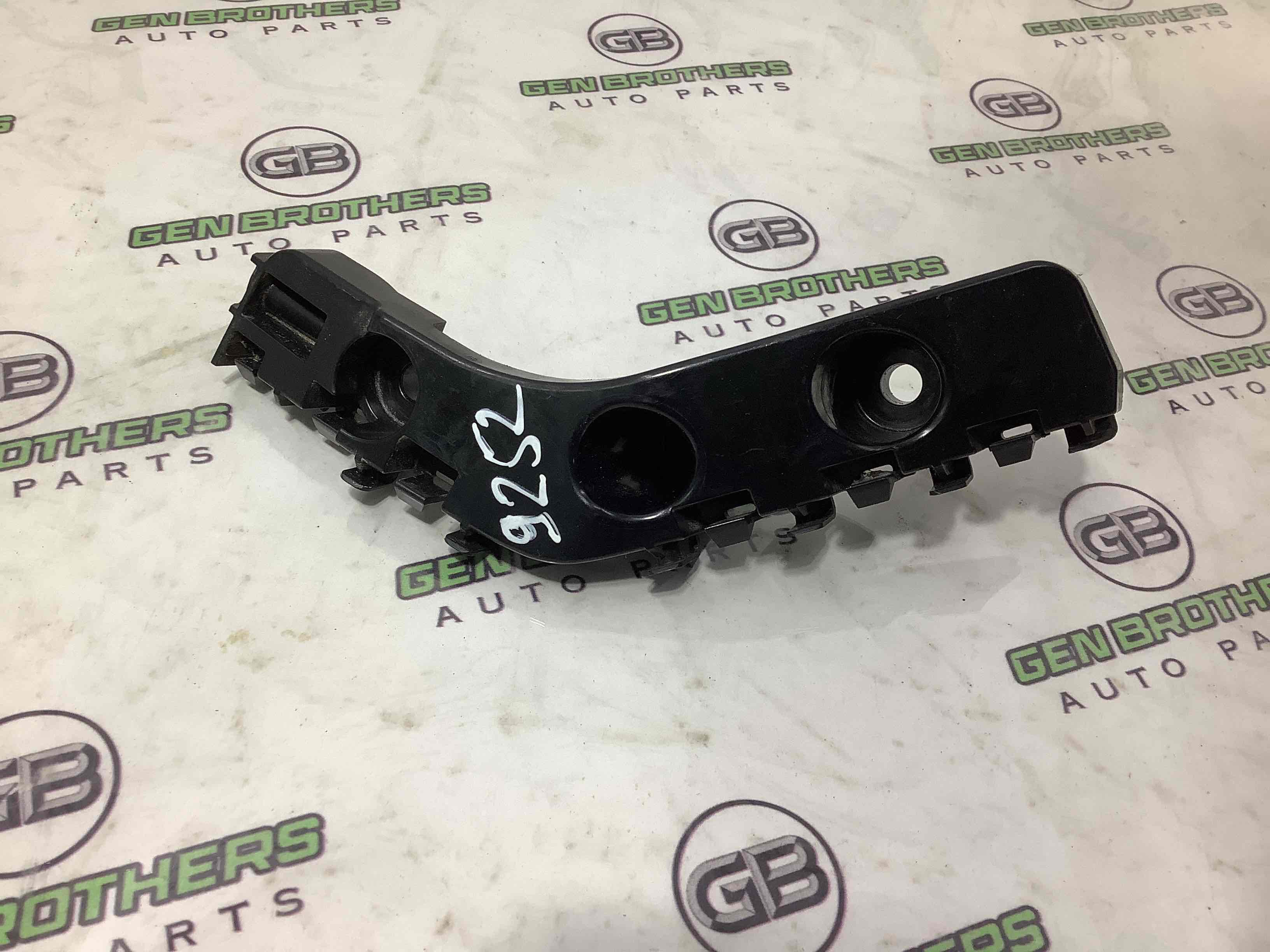 Кріплення переднього бампера ліве