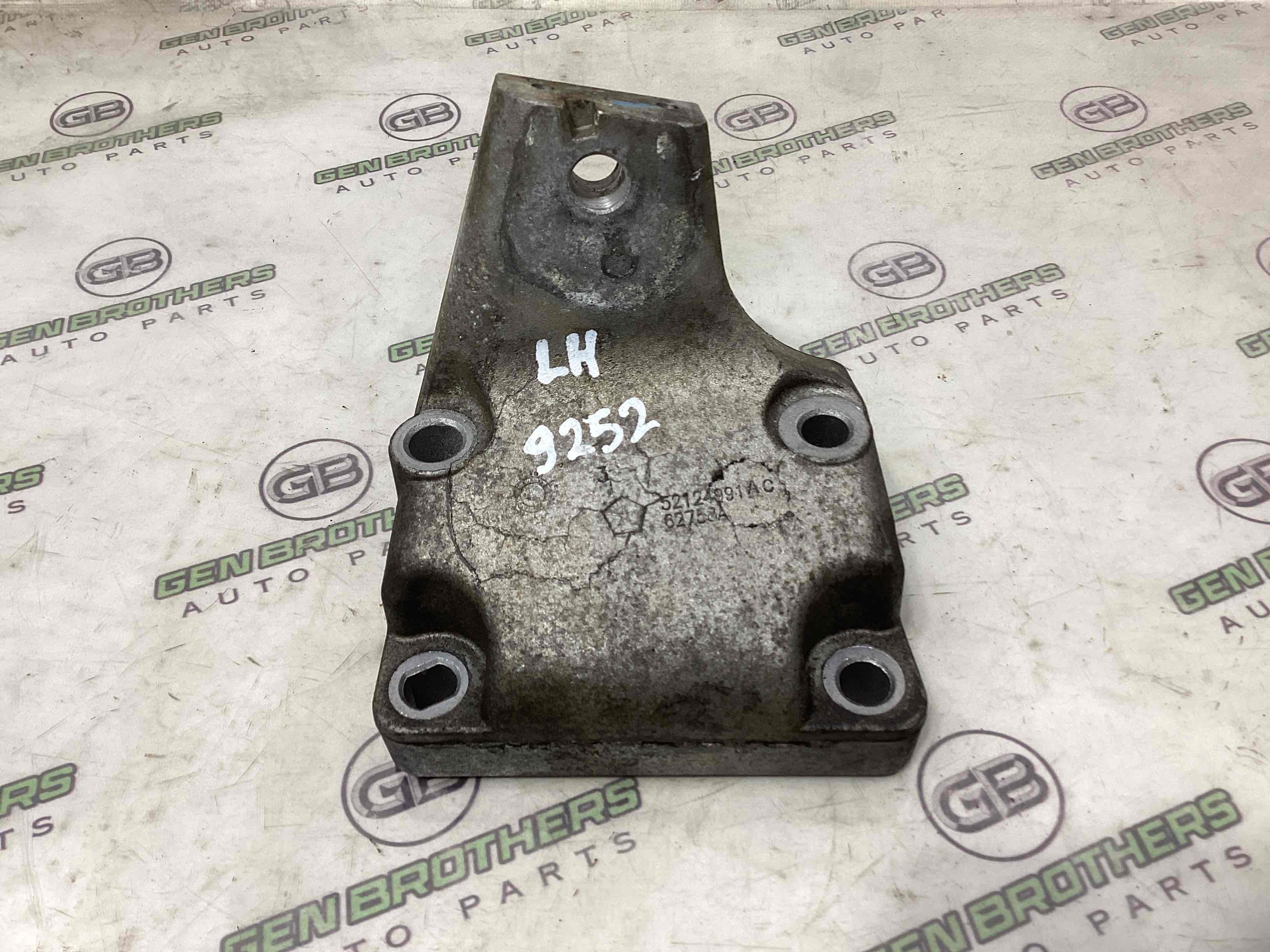 Кронштейн двигуна