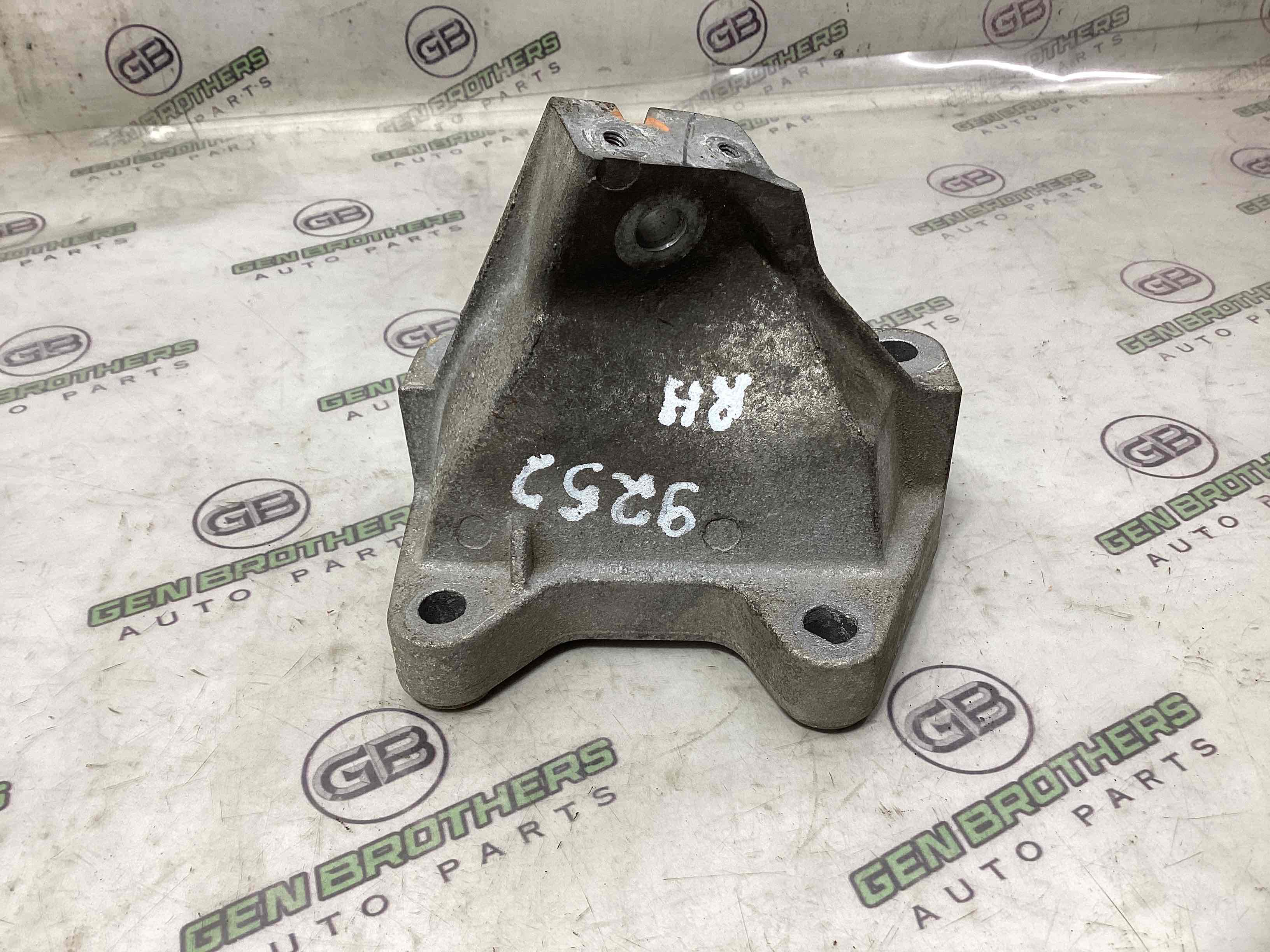 Кронштейн двигуна