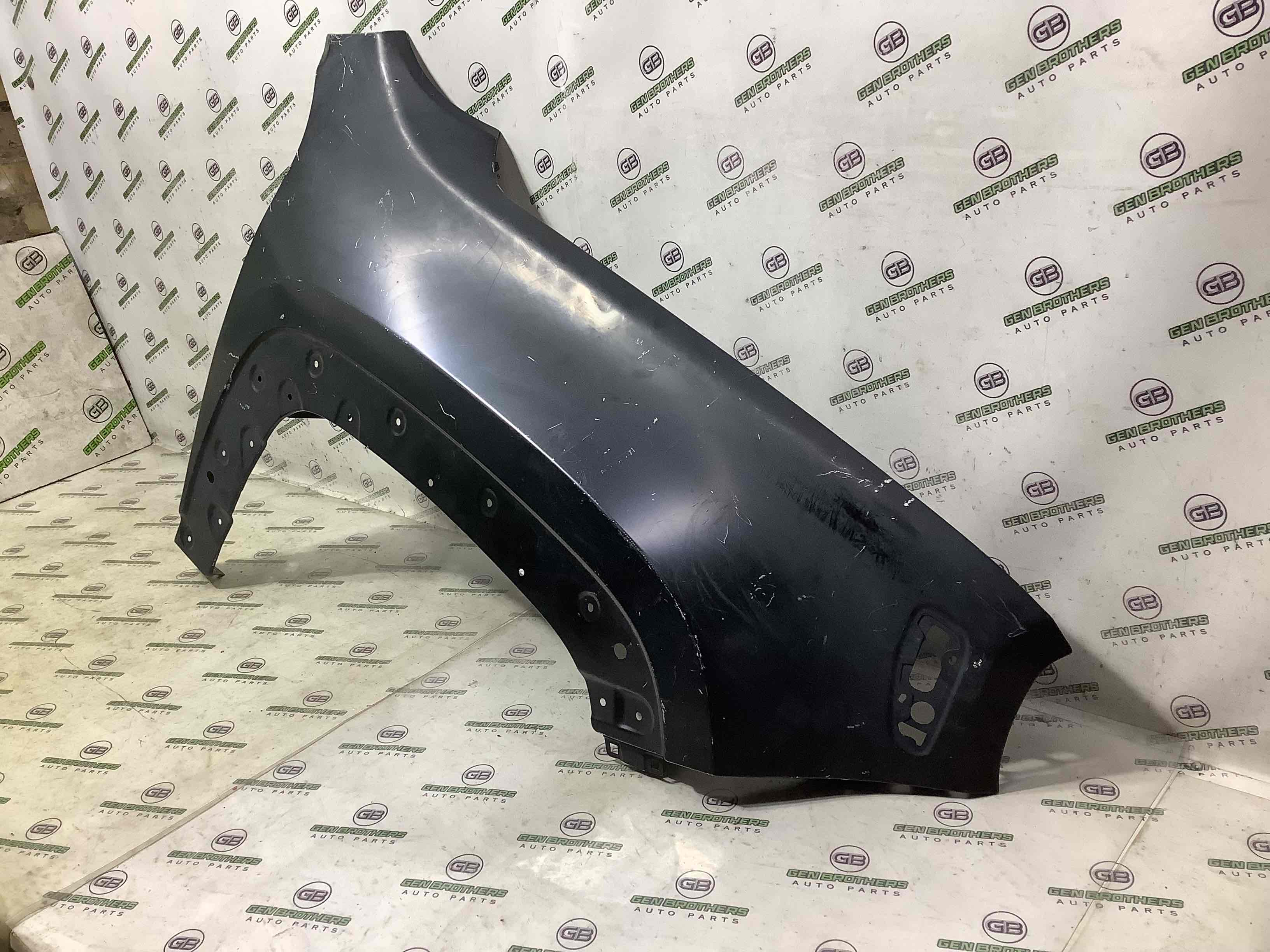 Крыло переднее правое