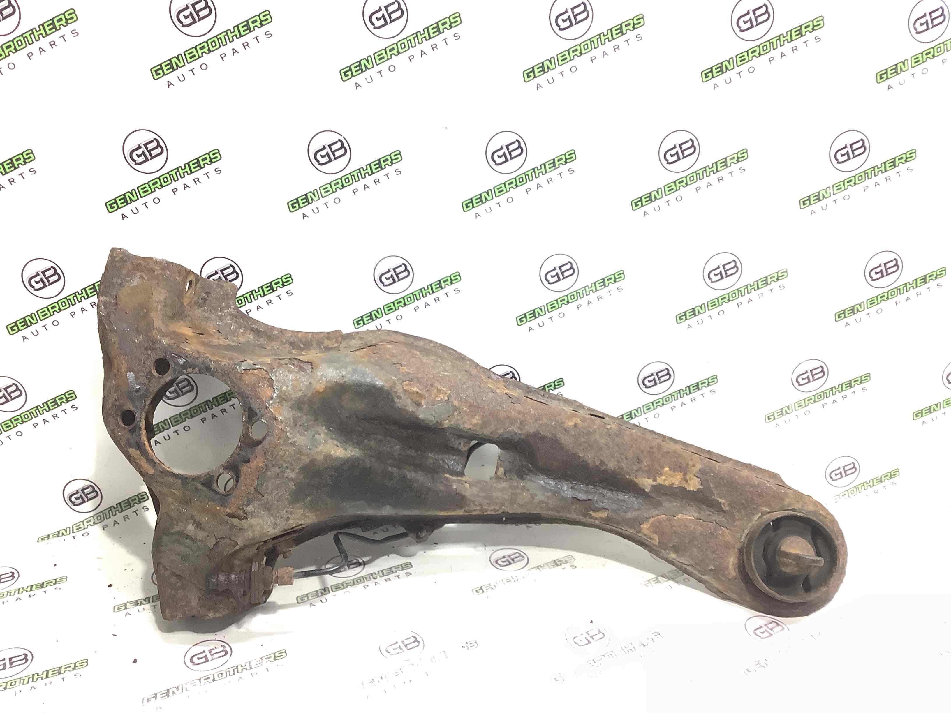 Кулак задній лівий